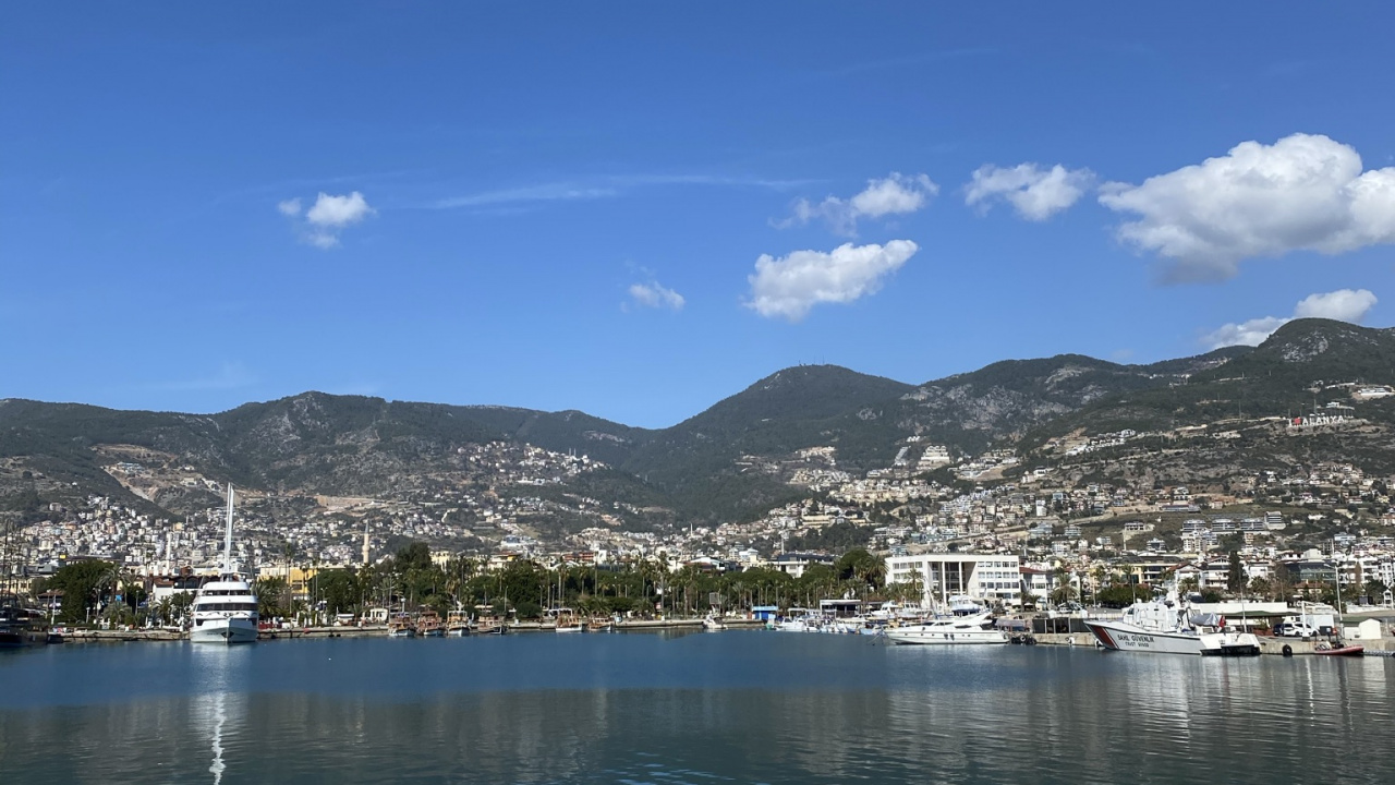 Обои яхта, вода, облако, лодка, гора в разрешении 1280x720