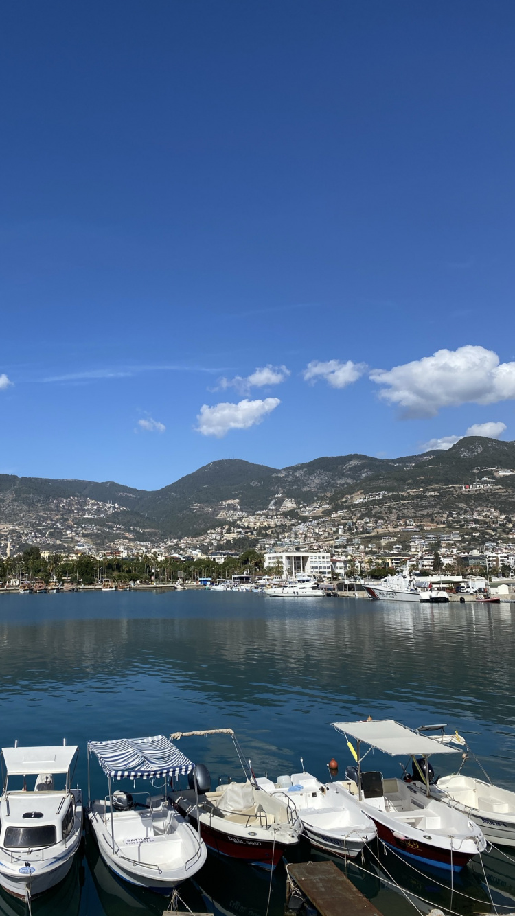 Обои яхта, вода, облако, лодка, гора в разрешении 750x1334