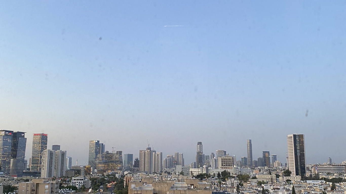 Обои дневное время, башня, городской район, город, соседство в разрешении 1366x768