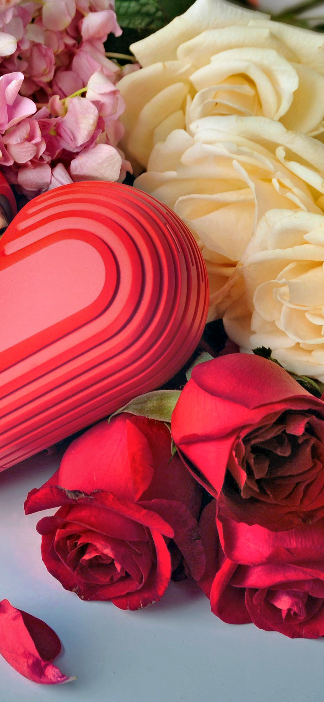 Обои День Святого Валентина, букет, цветок, красный цвет, срезанные цветы в разрешении 1125x2436