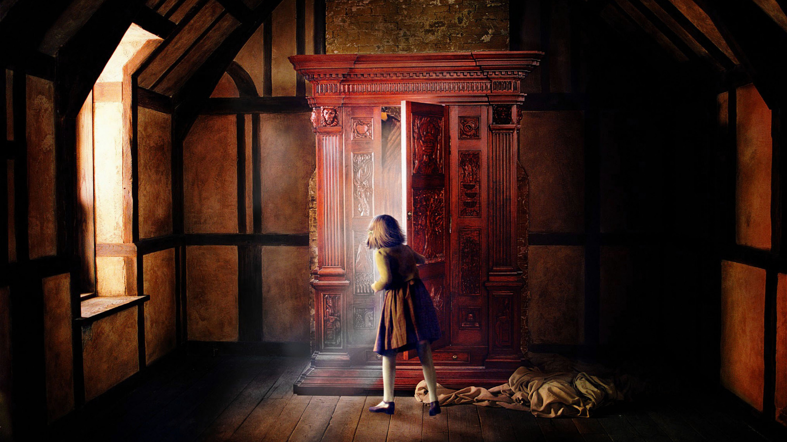 Обои Лев ведьма и платяной шкаф, Хроники Нарнии, свет, темнота, комната в разрешении 2560x1440