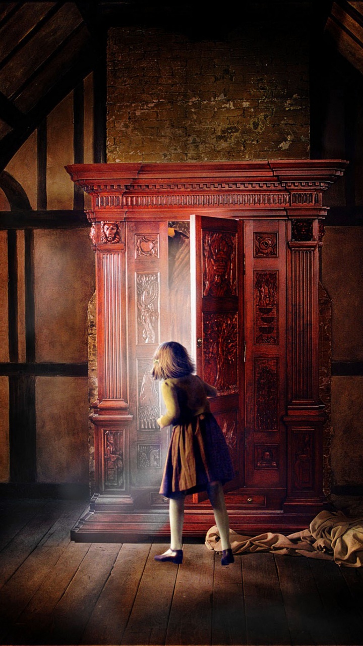 Обои Лев ведьма и платяной шкаф, Хроники Нарнии, свет, темнота, комната в разрешении 720x1280