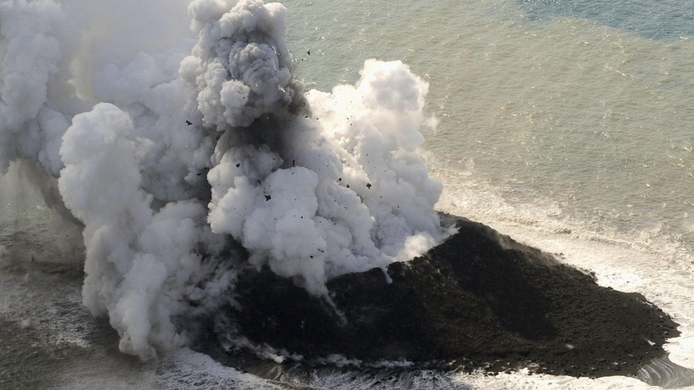 Обои вулкан, Остров, Острова Огасавара, подводные вулканы, типы вулканических извержений в разрешении 1366x768