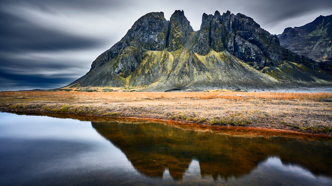 Обои горы, озеро, отражение, горный рельеф, природный ландшафт в разрешении 1280x720