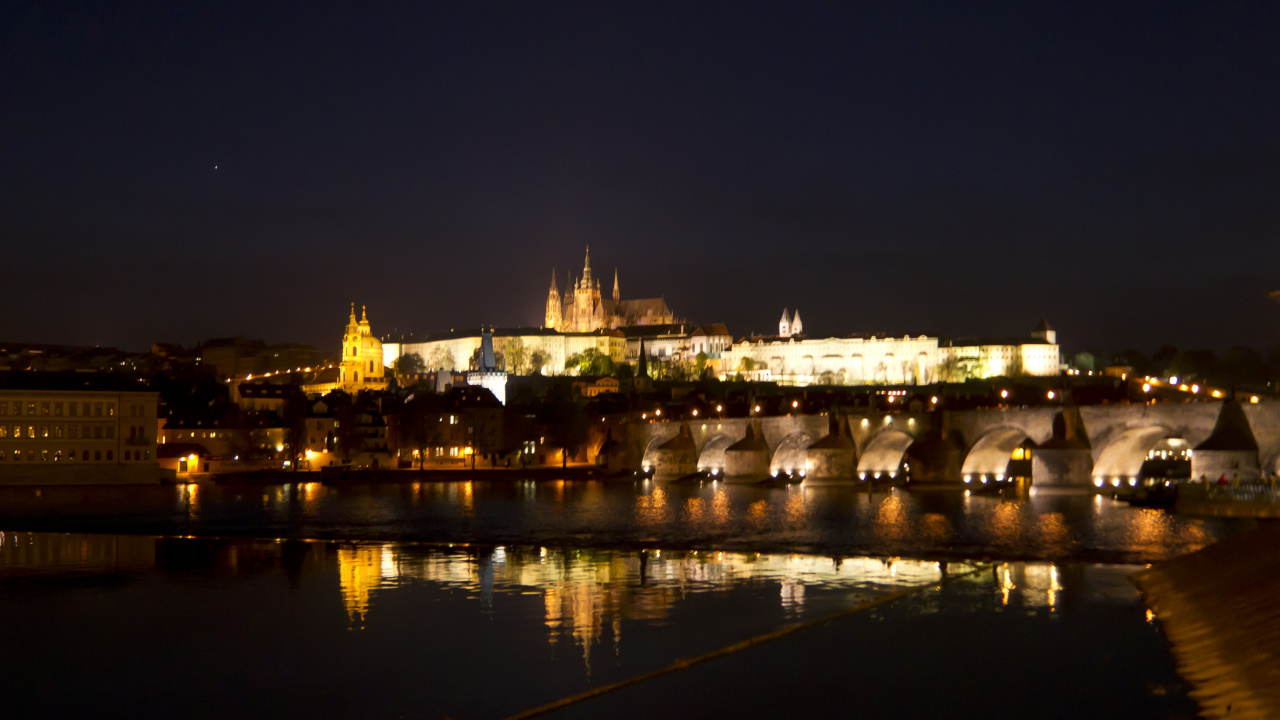 Обои Пражский град, ночь, ориентир, отражение, город в разрешении 1280x720