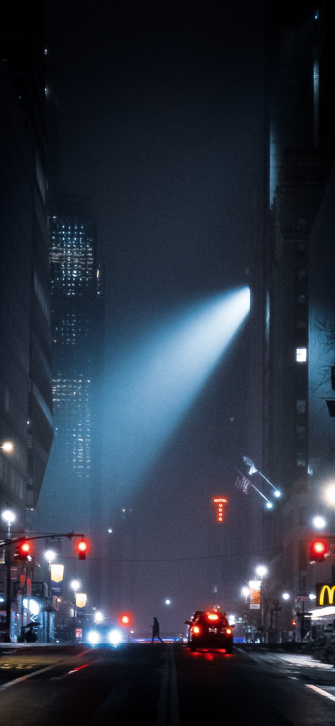 Обои дизайн, атмосфера, здание, небоскреб, автомобильное освещение в разрешении 1125x2436