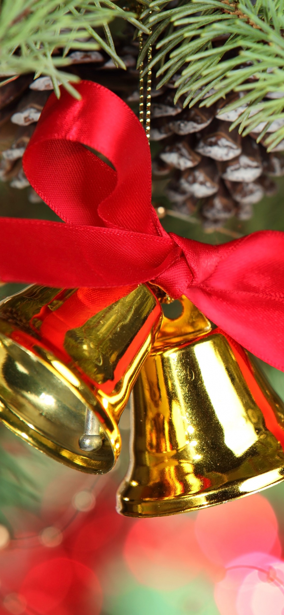 Обои Рождественские украшения, Рождественский день, колокольчик, елка, праздник в разрешении 1125x2436