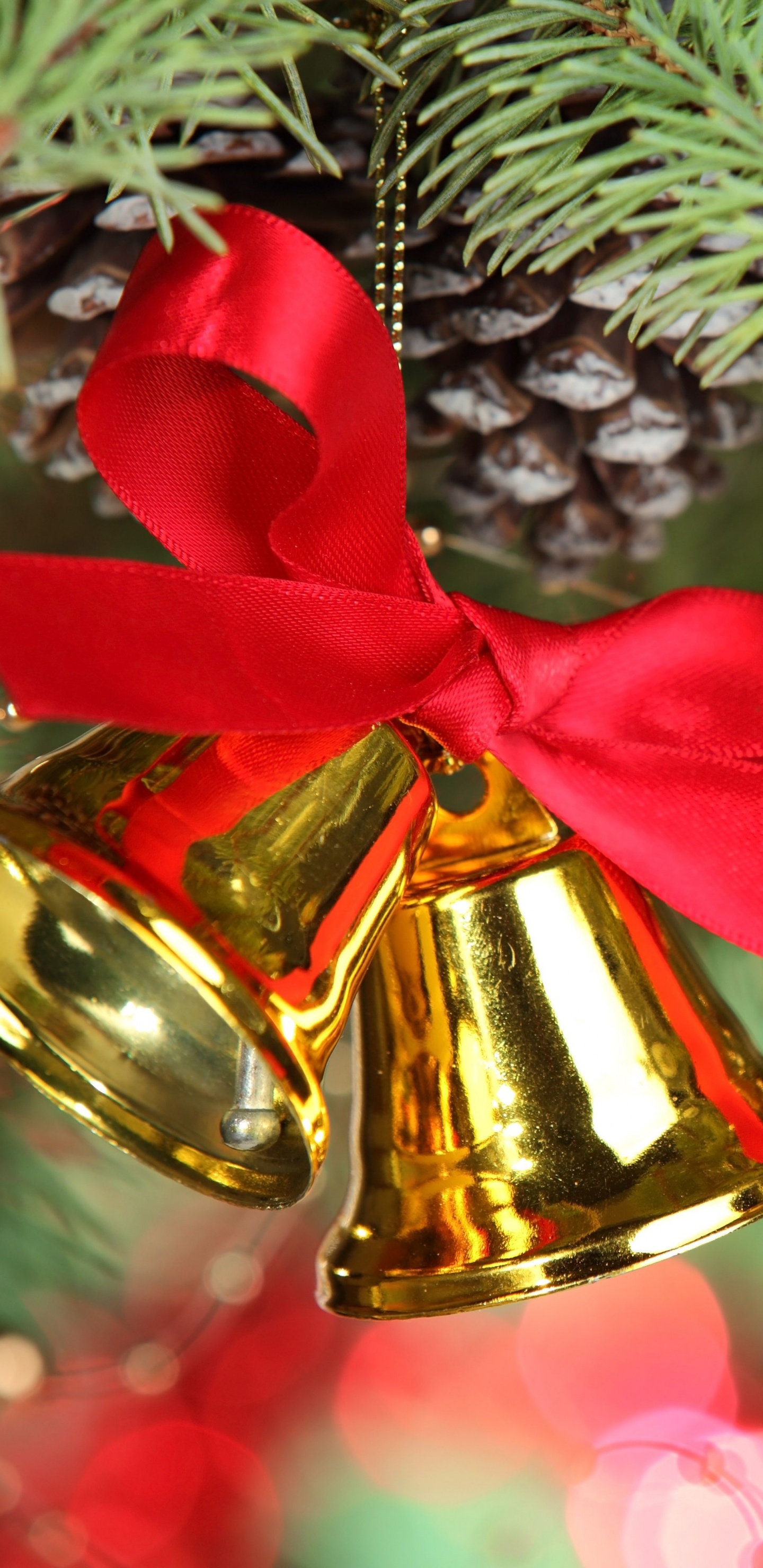 Обои Рождественские украшения, Рождественский день, колокольчик, елка, праздник в разрешении 1440x2960