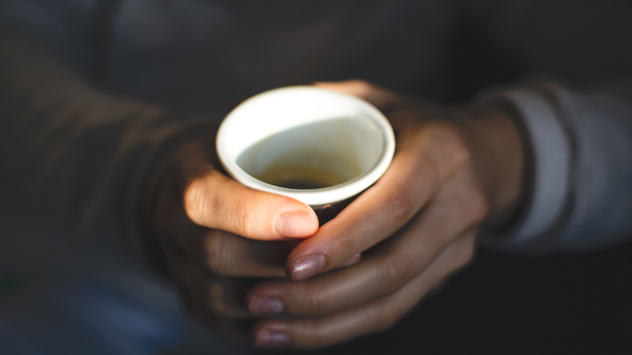 Обои палец, кофе, кофеин, кафешка макиато, латте в разрешении 1280x720