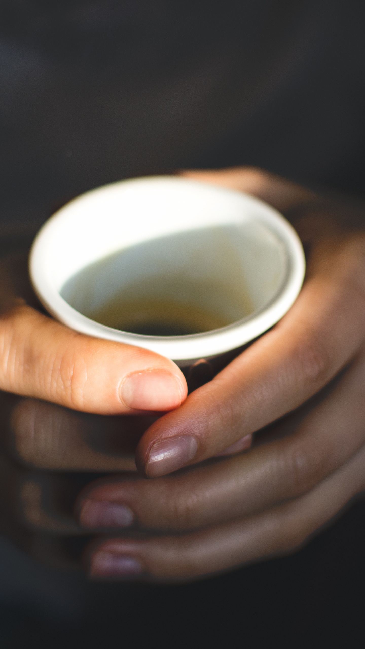 Обои палец, кофе, кофеин, кафешка макиато, латте в разрешении 1440x2560