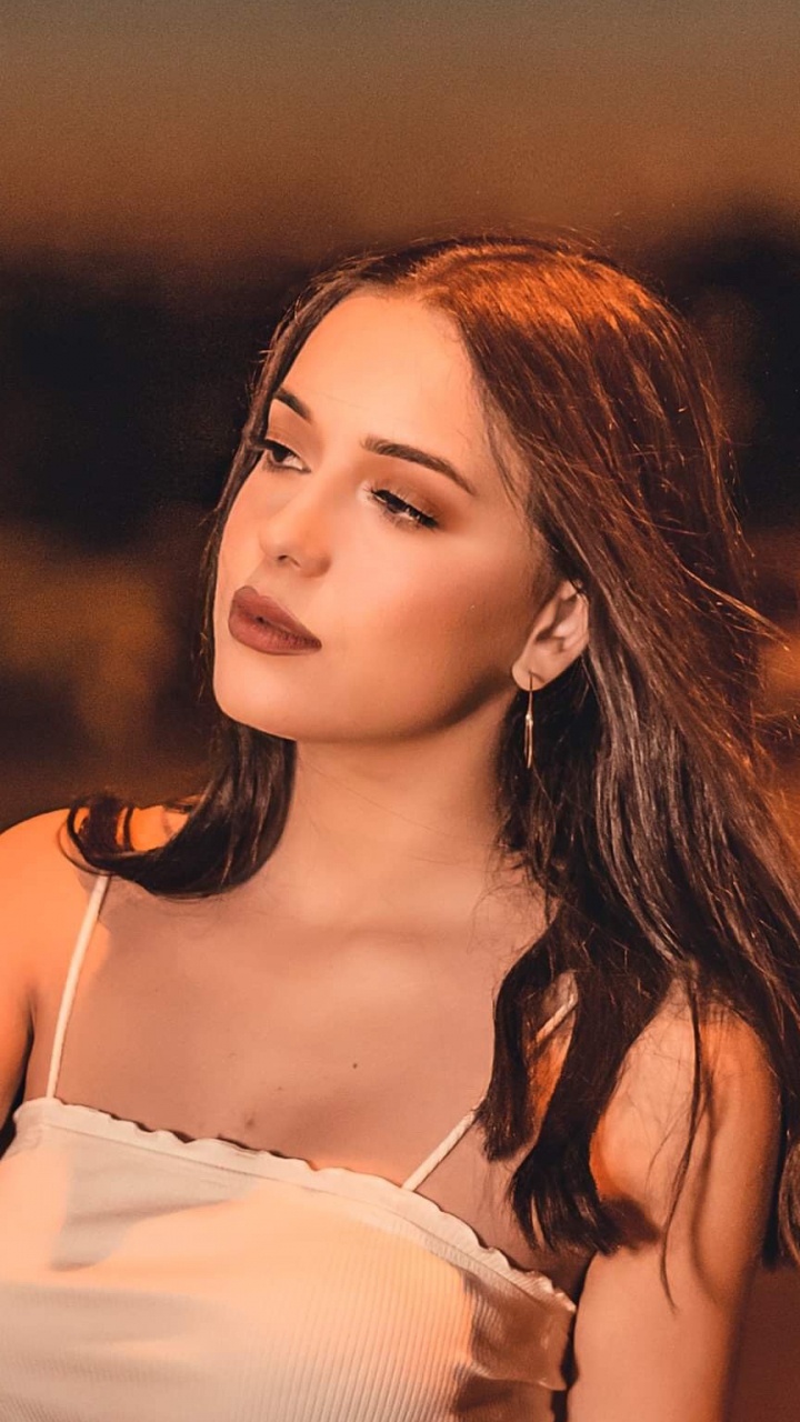 Обои бенгальский огонь, красота, поставкы партии, каштановые волосы, длинные волосы в разрешении 720x1280