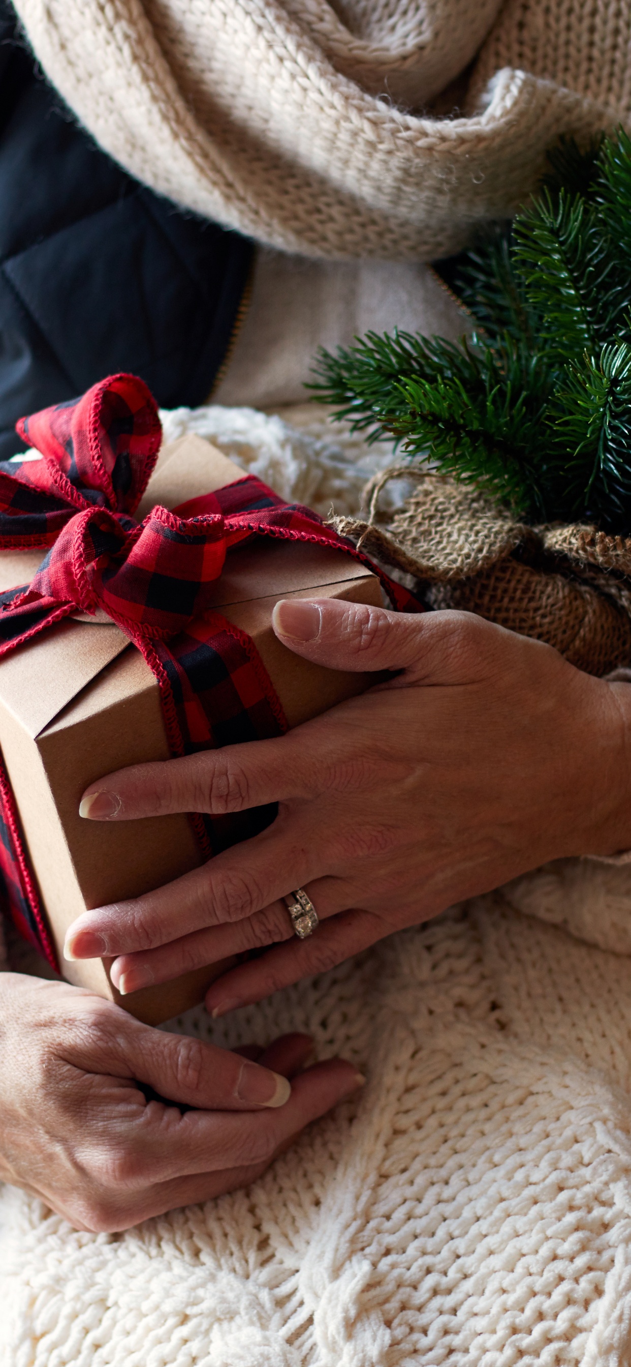 Обои Рождественские украшения, дизайн интерьера, подарок, подарочная упаковка, сосна в разрешении 1242x2688