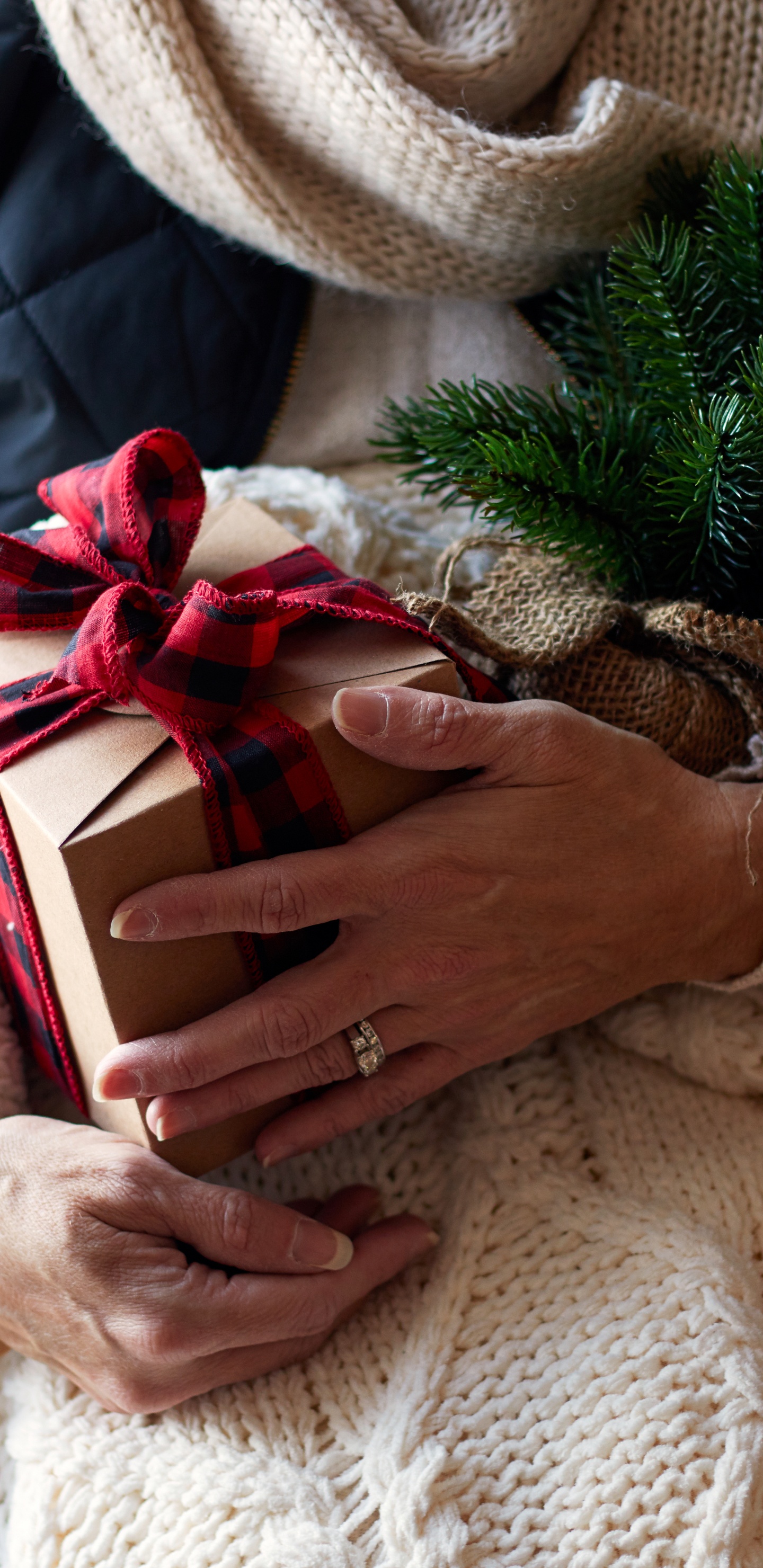 Обои Рождественские украшения, дизайн интерьера, подарок, подарочная упаковка, сосна в разрешении 1440x2960