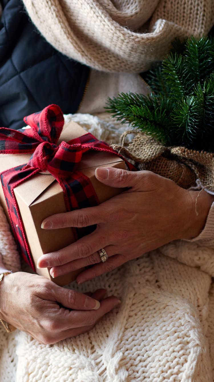 Обои Рождественские украшения, дизайн интерьера, подарок, подарочная упаковка, сосна в разрешении 750x1334