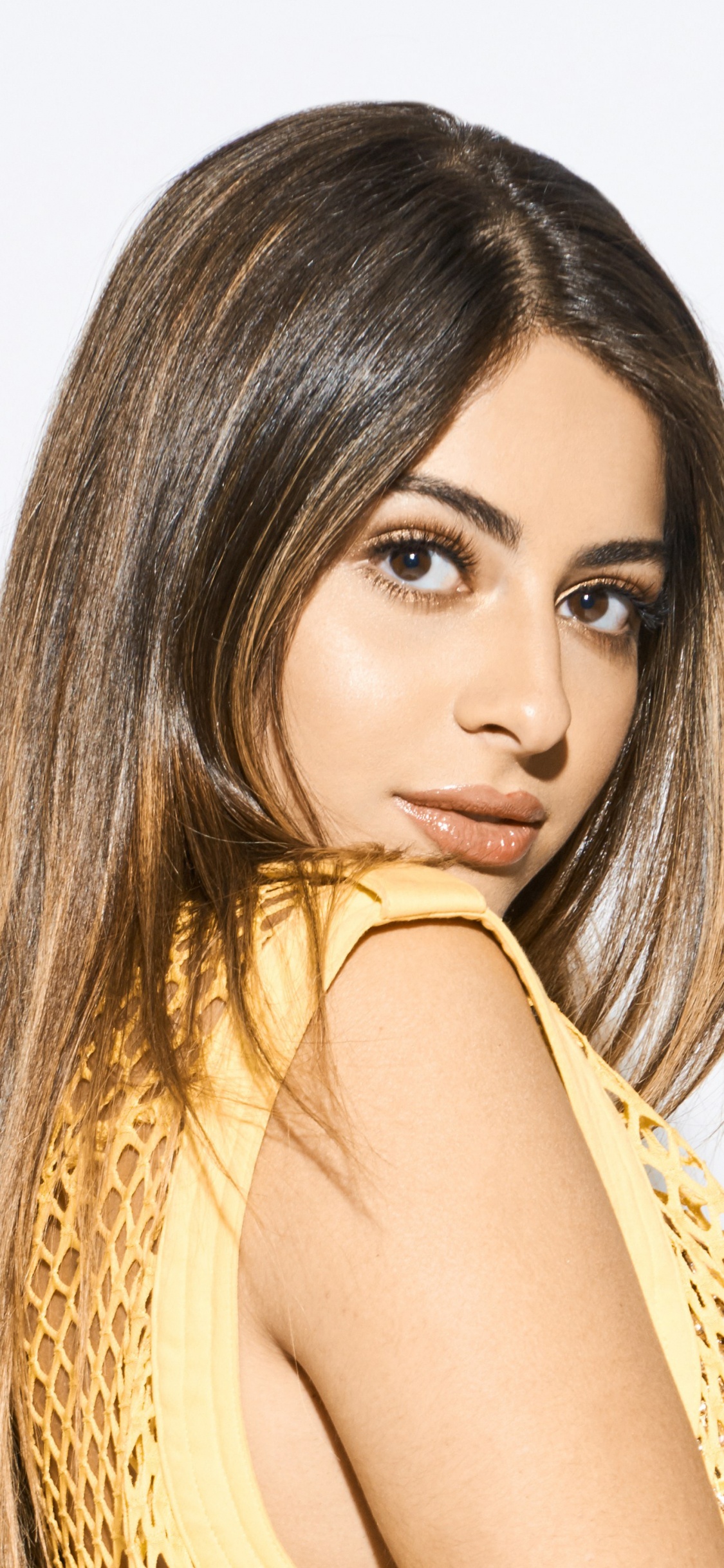 Обои красота, волосы, лицо, прическа, длинные волосы в разрешении 1125x2436