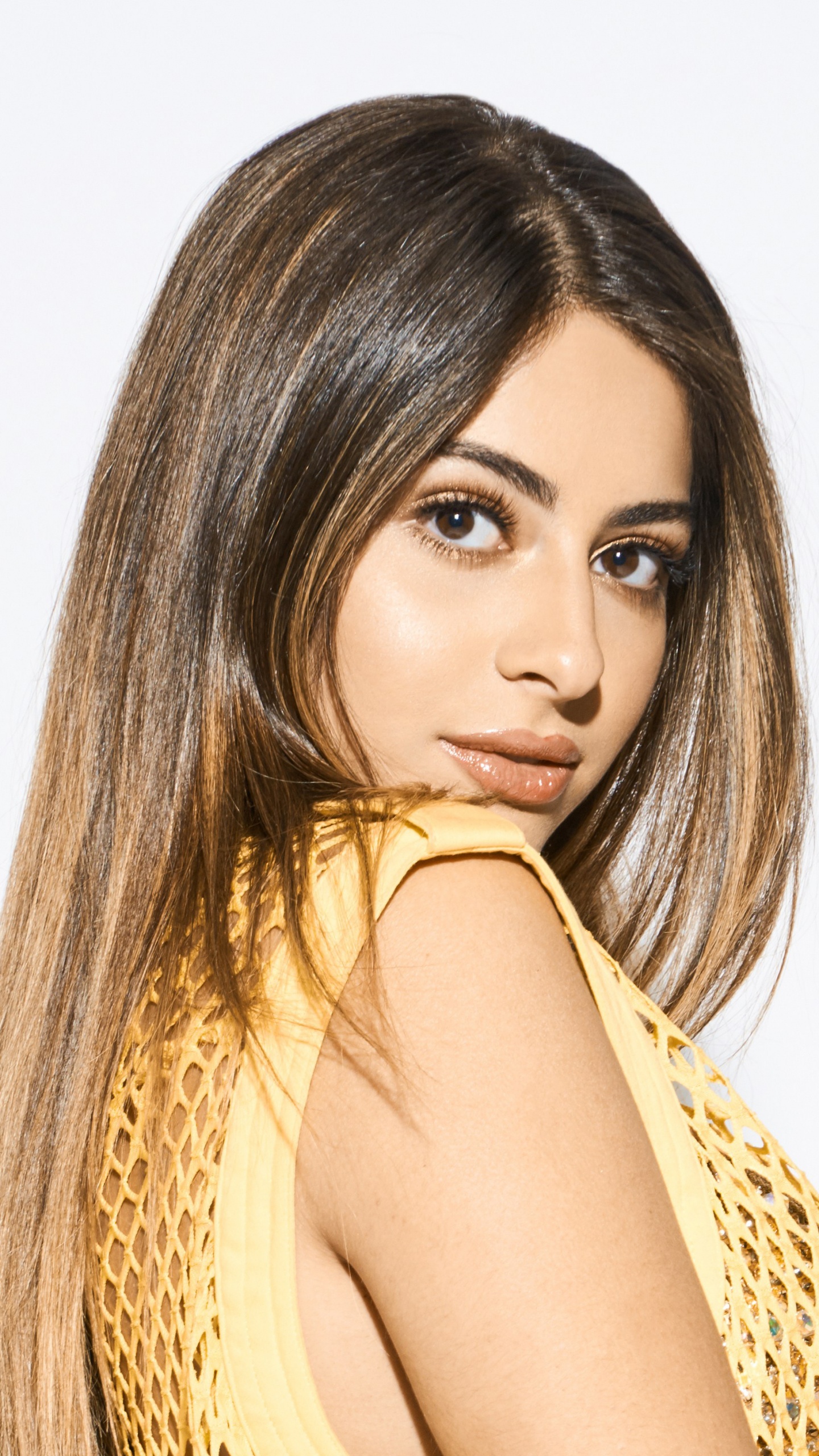 Обои красота, волосы, лицо, прическа, длинные волосы в разрешении 1440x2560