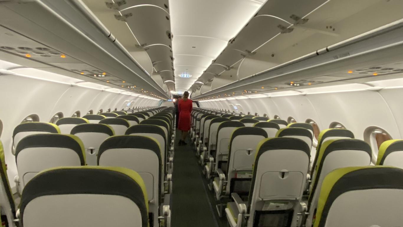 Обои авиакомпания, воздушное путешествие, самолет, авиалайнер, салон самолета в разрешении 1366x768