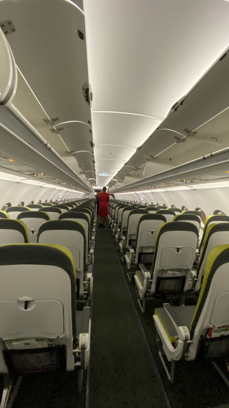 Обои авиакомпания, воздушное путешествие, самолет, авиалайнер, салон самолета в разрешении 750x1334