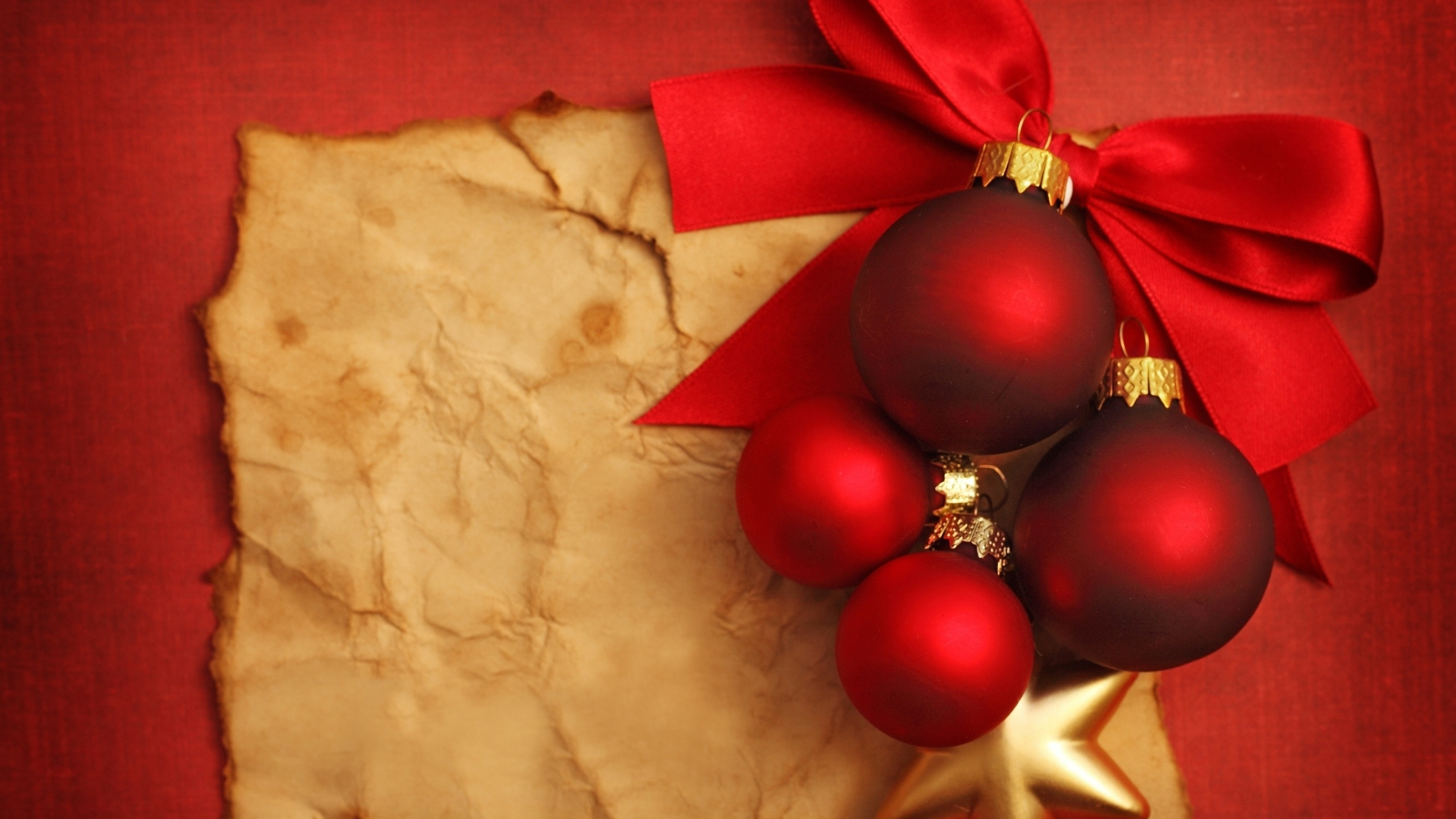 Обои Рождественский день, Новый год, Рождественские украшения, Санта-Клаус, рождественский орнамент в разрешении 2560x1440