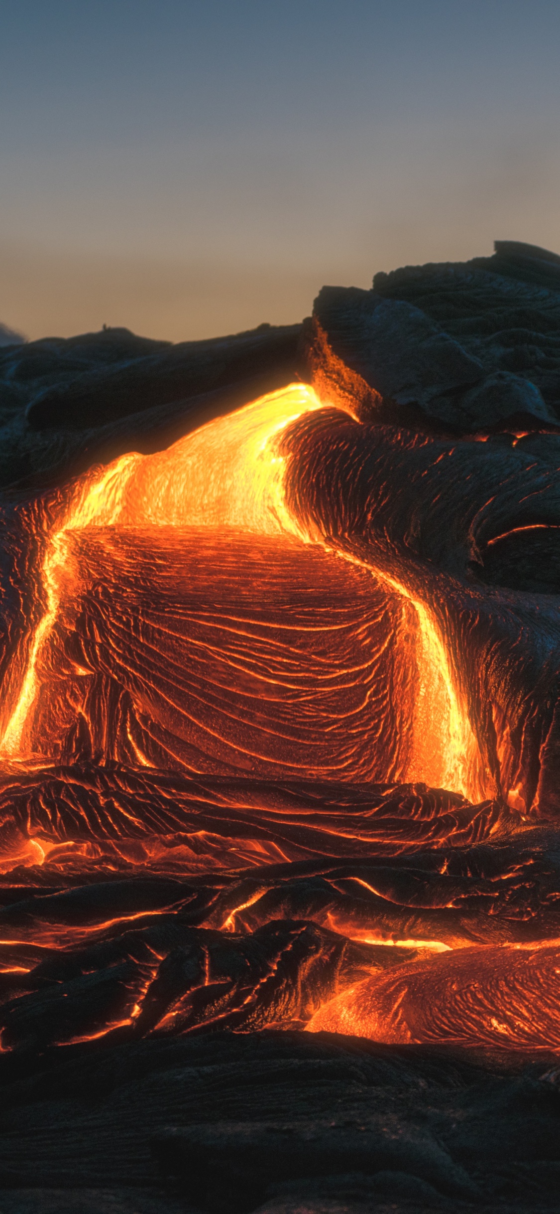 Обои вулкан, лава, лавовый поток, тепло, рок в разрешении 1125x2436