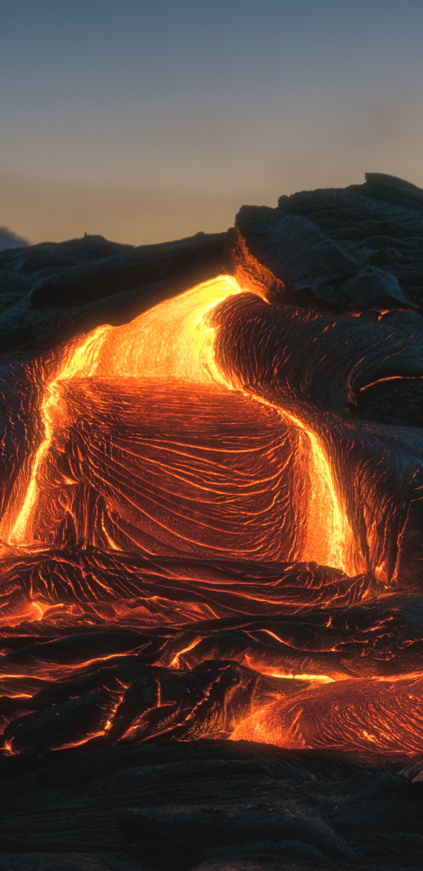 Обои вулкан, лава, лавовый поток, тепло, рок в разрешении 1440x2960