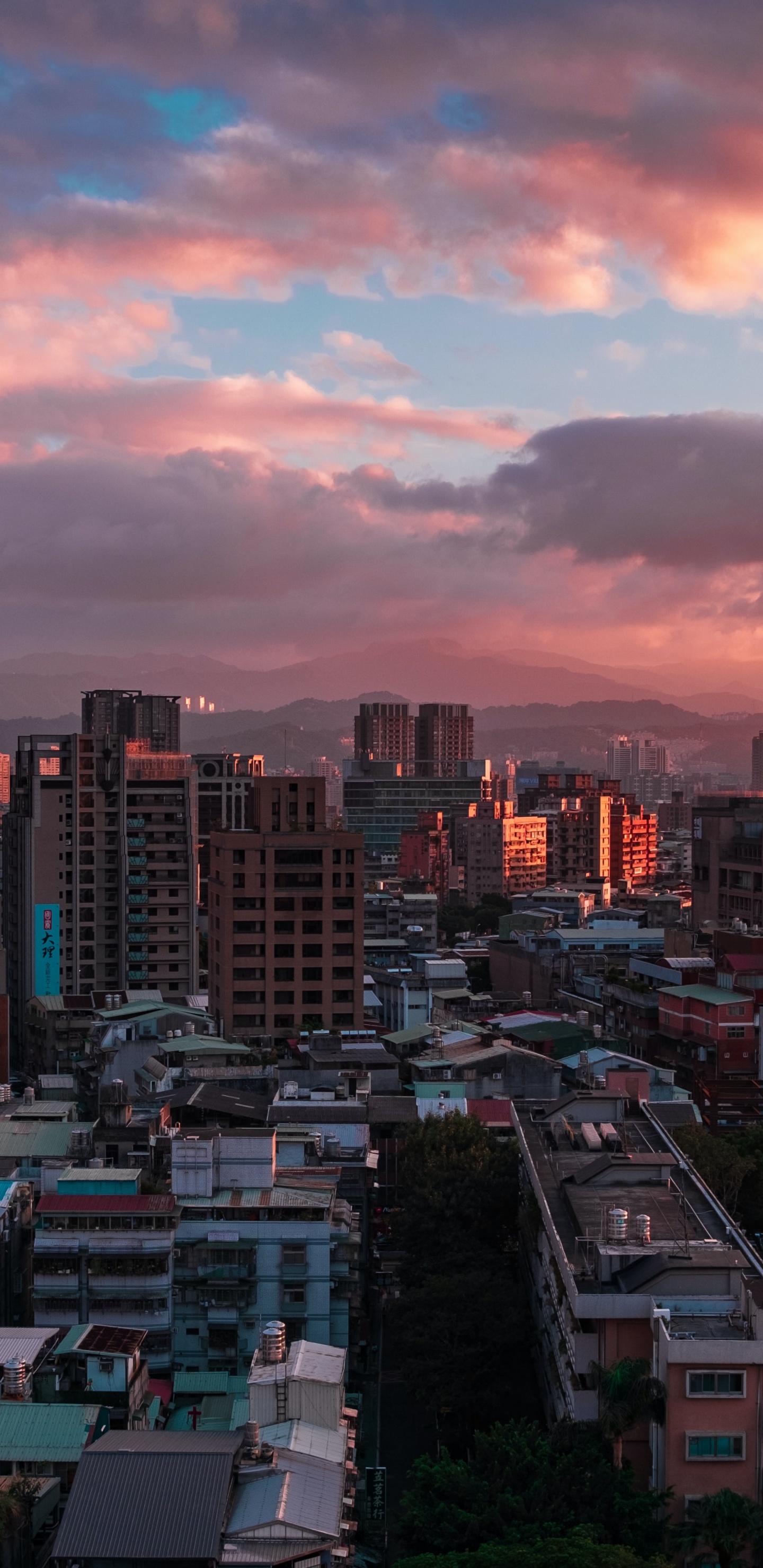 Обои город, облако, атмосфера, дневное время, здание в разрешении 1440x2960