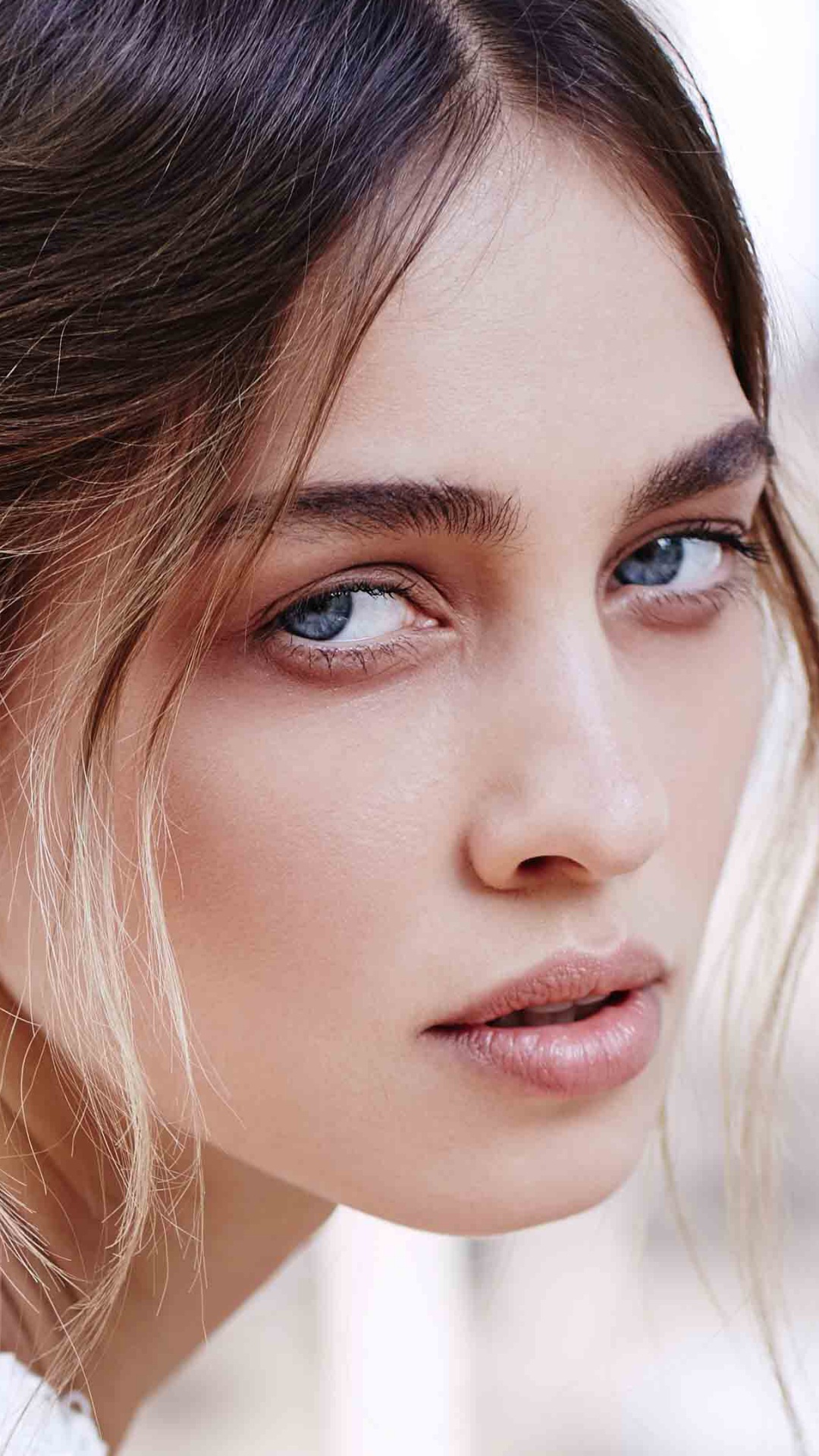 Обои волосы, лицо, бровь, прическа, кожа в разрешении 1080x1920