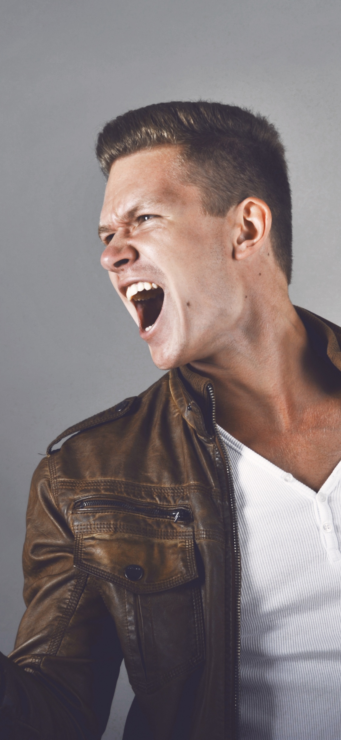 Обои человек, микрофон, AcademeG, футболка, мужчина в разрешении 1125x2436