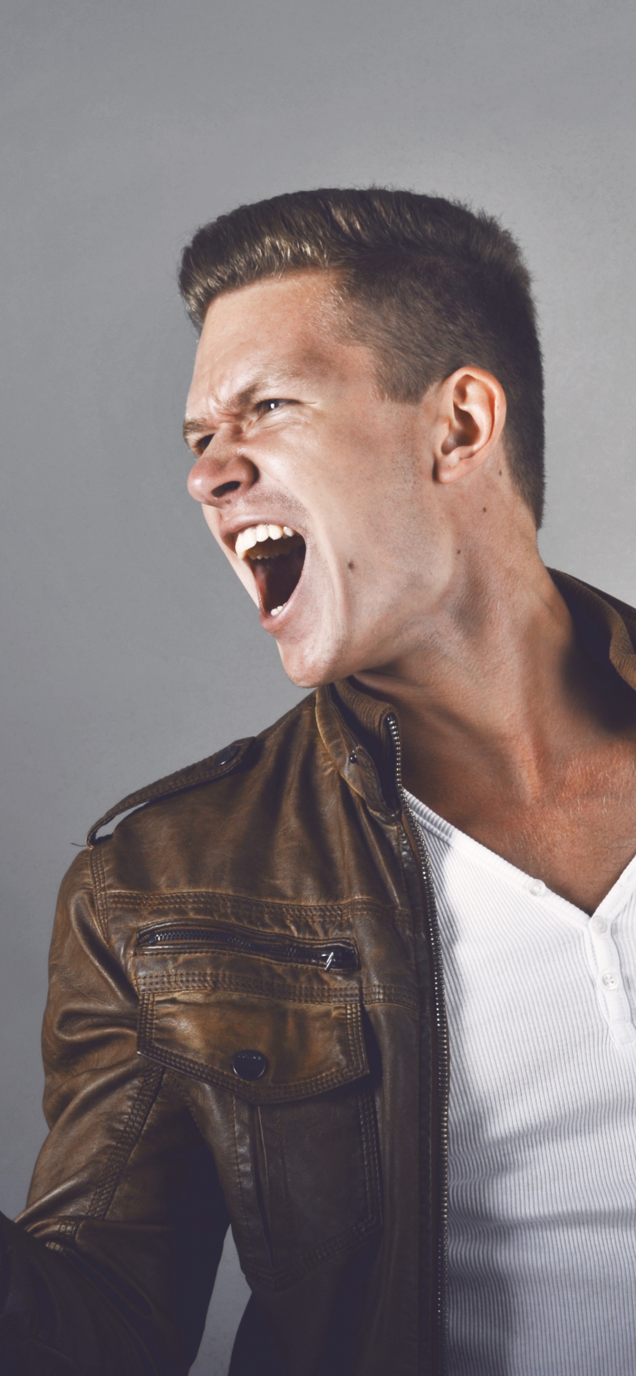 Обои человек, микрофон, AcademeG, футболка, мужчина в разрешении 1242x2688