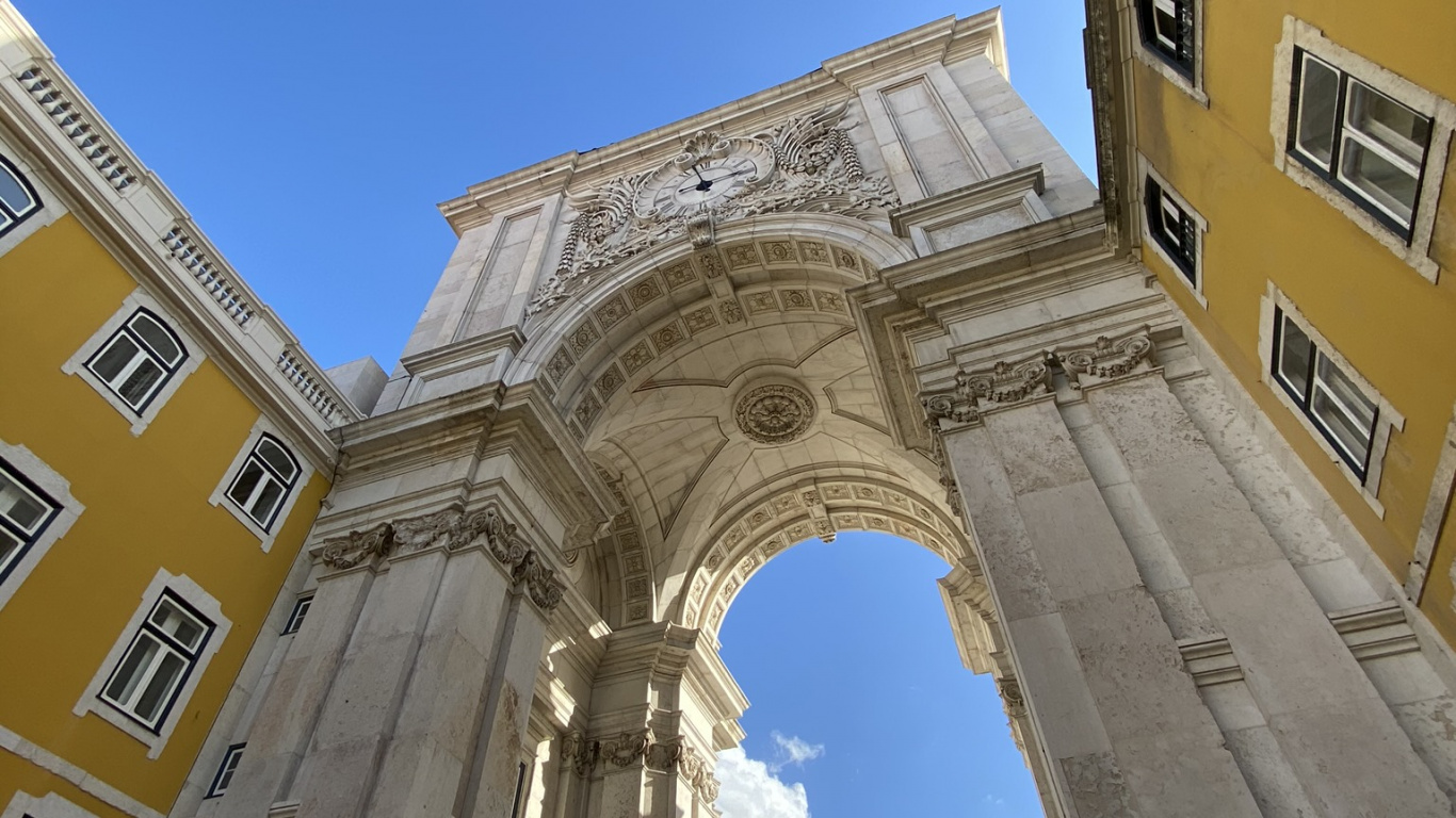 Обои ориентир, классическая архитектура, дневное время, архитектура, фасад в разрешении 1366x768