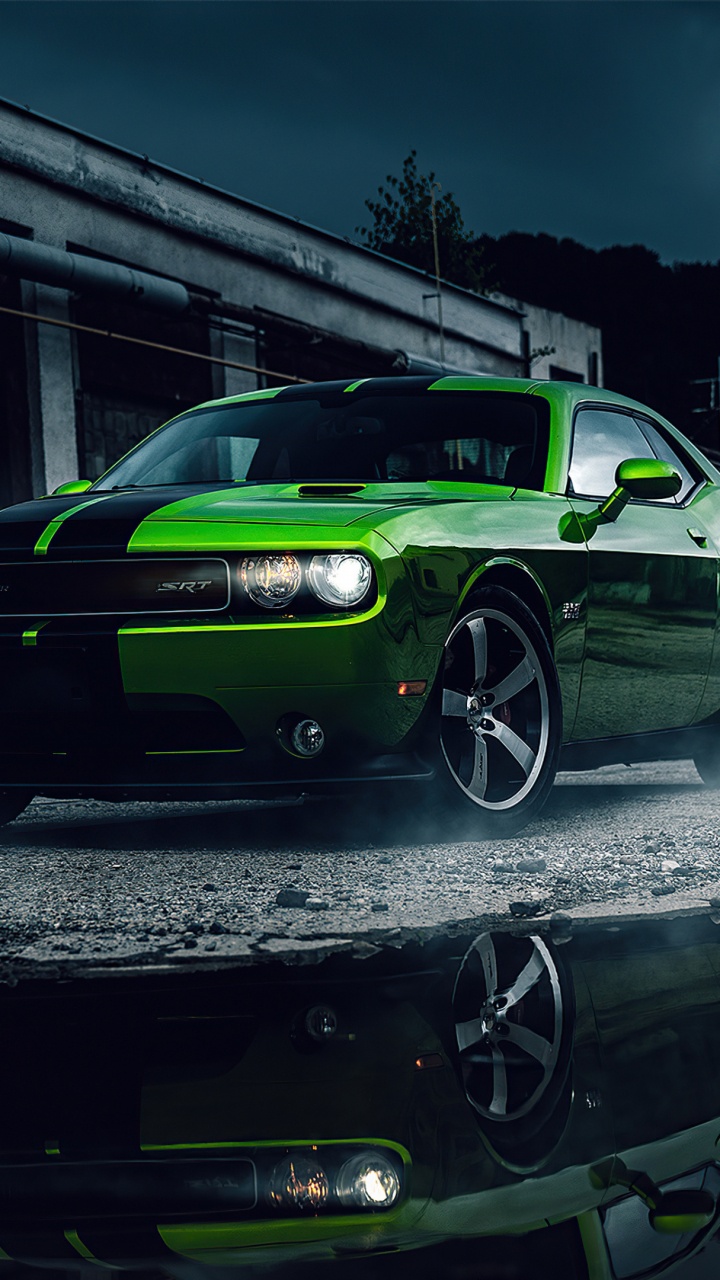 Обои зеленый Dodge Challenger, dodge, легковые автомобили, Dodge Challenger sxt 2021 года, Dodge Зарядное Устройство в разрешении 720x1280