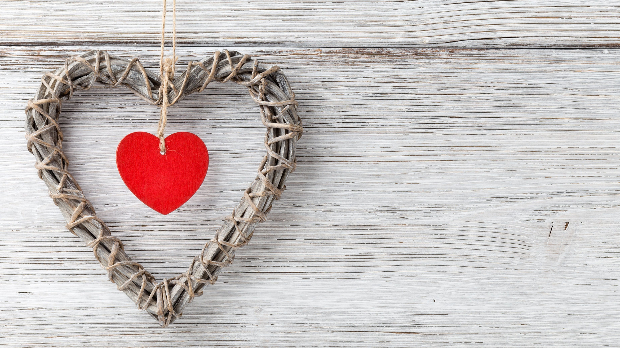 Обои сердце, любовь, древесина, прут, День Святого Валентина в разрешении 2560x1440