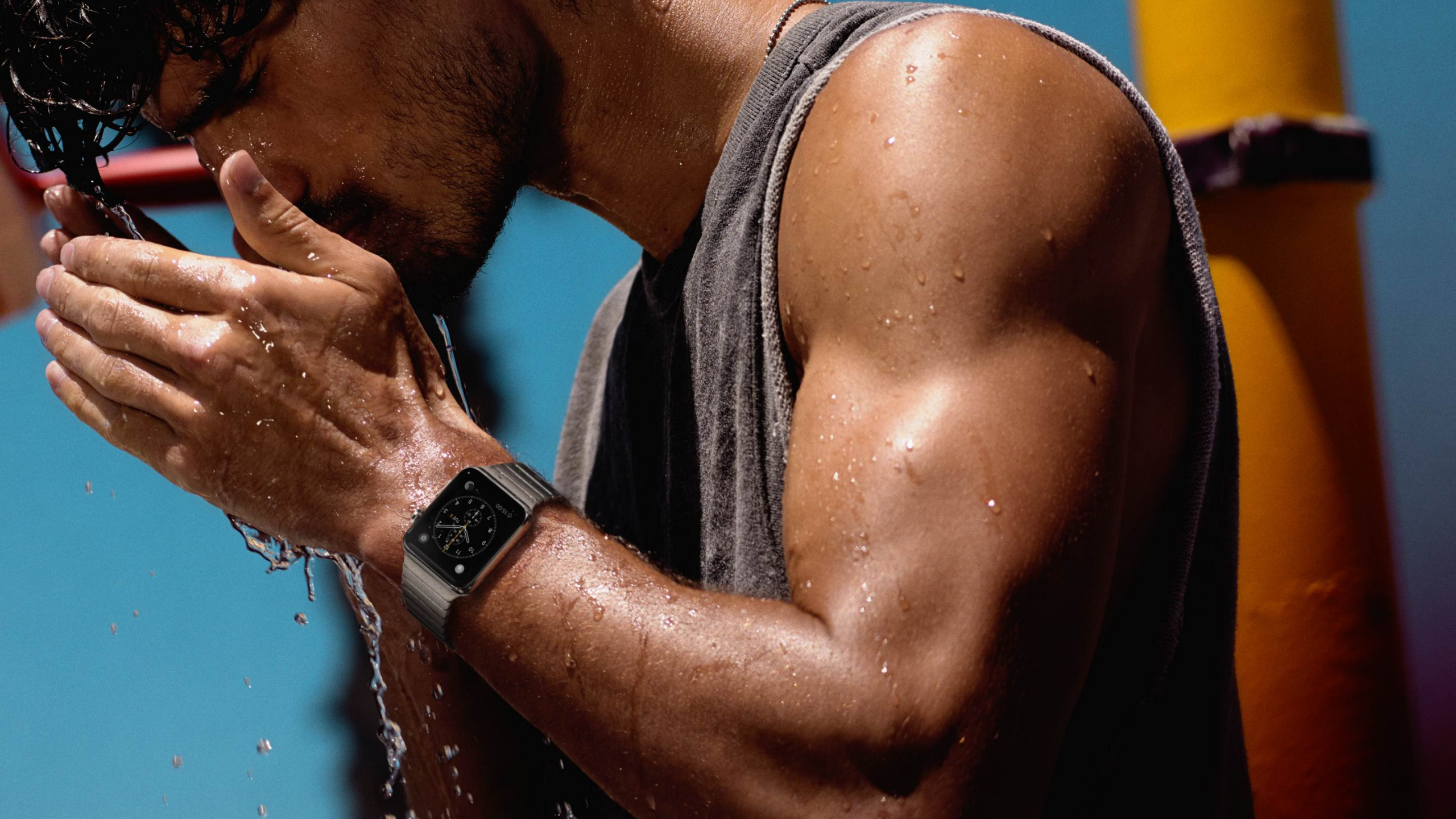 Обои apple, умные часы, часы, рука, мышца в разрешении 2560x1440