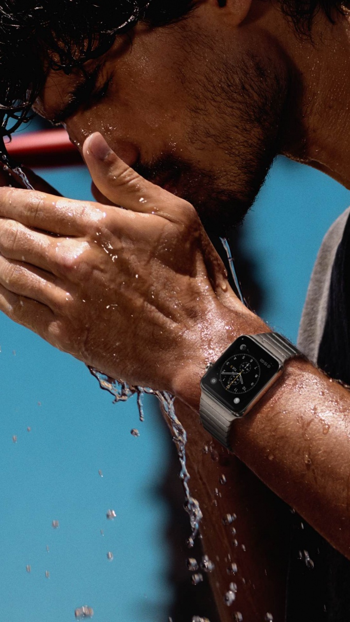 Обои apple, умные часы, часы, рука, мышца в разрешении 720x1280