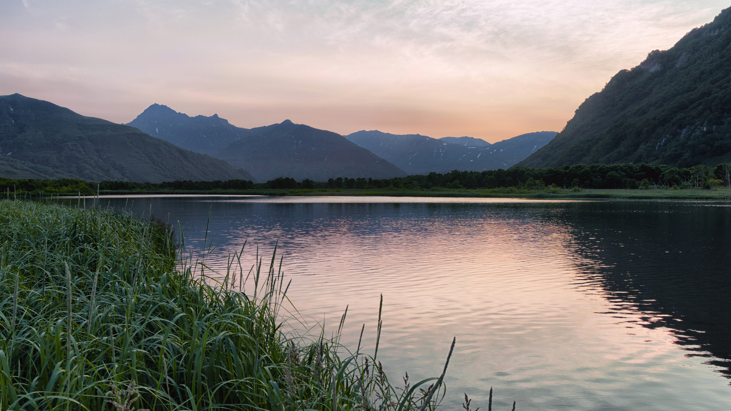 Обои Камчатский полуостров, природа, гора, озеро, отражение в разрешении 2560x1440