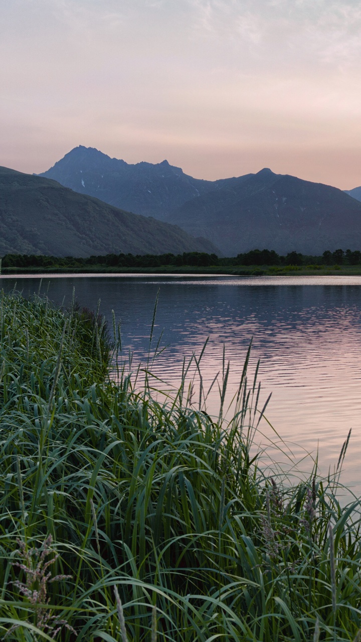 Обои Камчатский полуостров, природа, гора, озеро, отражение в разрешении 720x1280