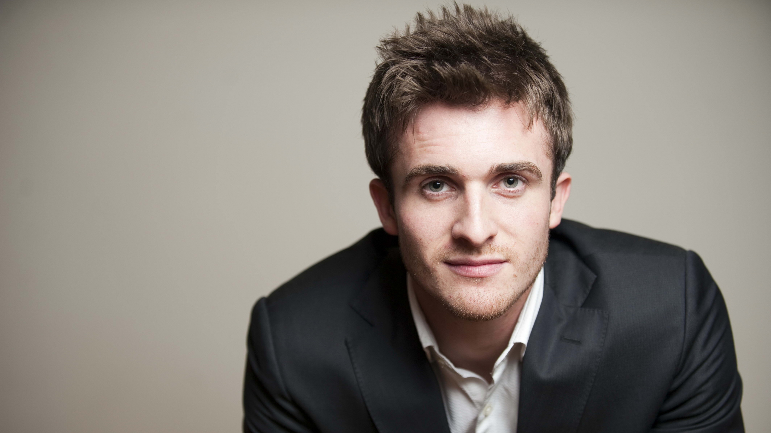 Обои Мэтью Хасси, Есть парень, портрет, межличностные отношения, датировка в разрешении 2560x1440