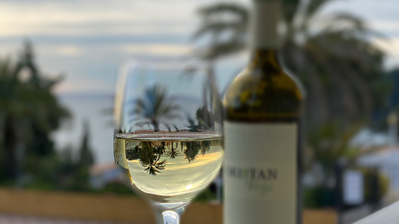 Обои напиток, вино, бокал для вина, вода, рюмки в разрешении 1366x768