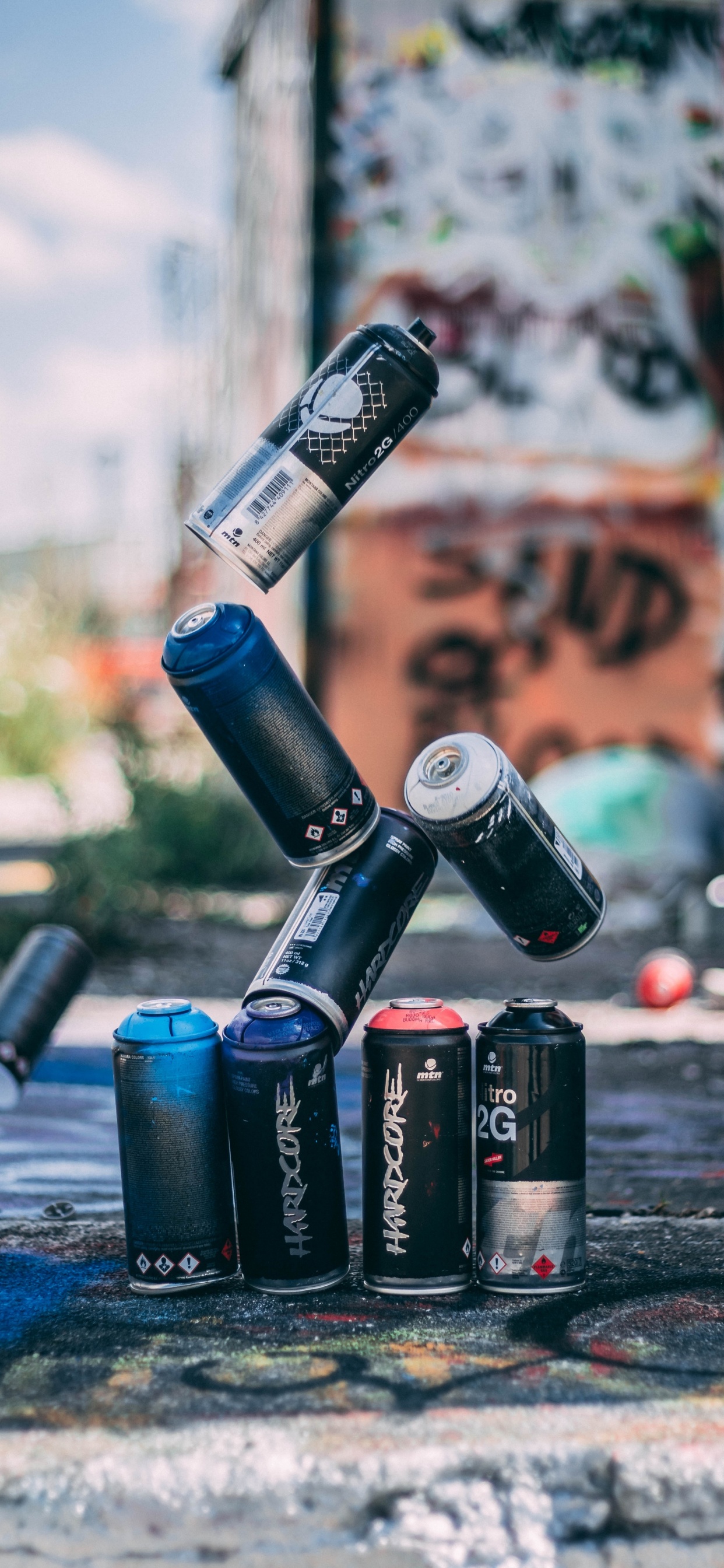 Обои баллончик, распылитель аэрозоля, Спрей живопись, автомобильные шины, материальное свойство в разрешении 1242x2688