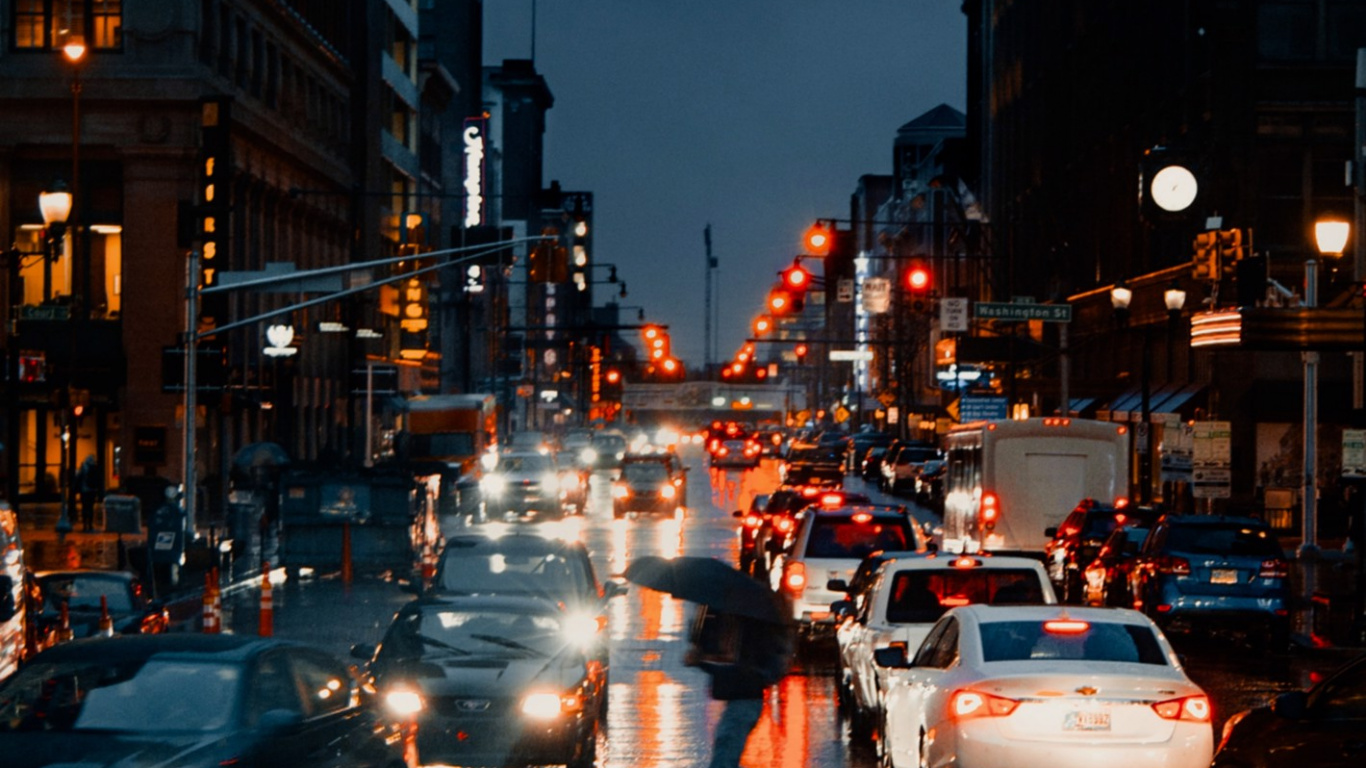 Обои дождь, легковые автомобили, здание, автомобильное освещение, свет в разрешении 1366x768