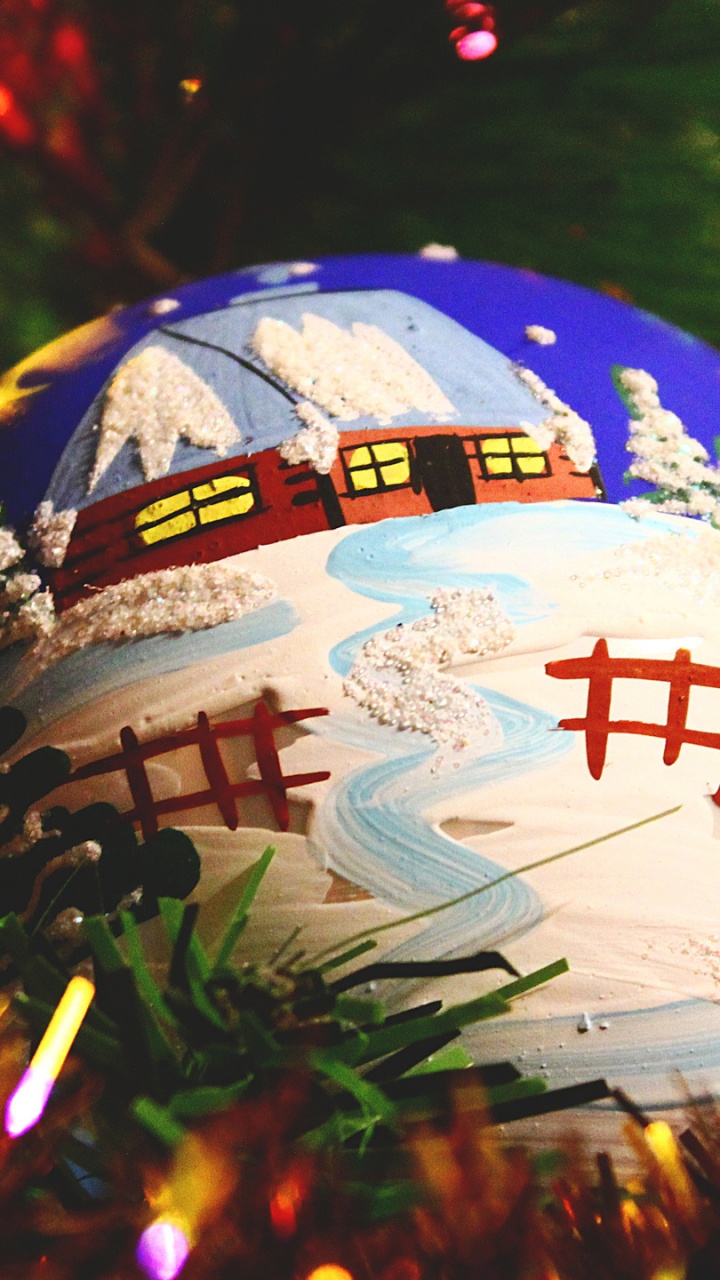 Обои Рождественский день, Новый год, сфера, дерево, мир в разрешении 720x1280