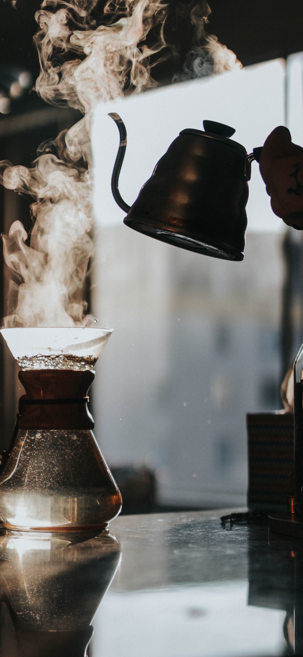 Обои кофе, абажур, освещение аксессуар, Лампа, комната в разрешении 1242x2688