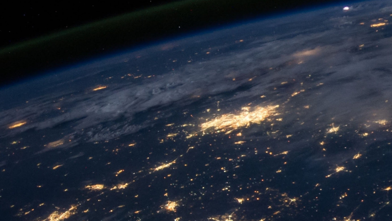 Обои apple, iPhone, iPhone X, яблоко, земля в разрешении 1280x720