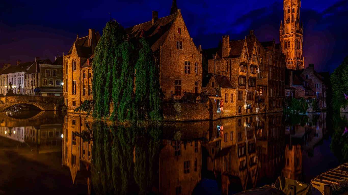 Обои ночь, ориентир, отражение, водный путь, городок в разрешении 1366x768