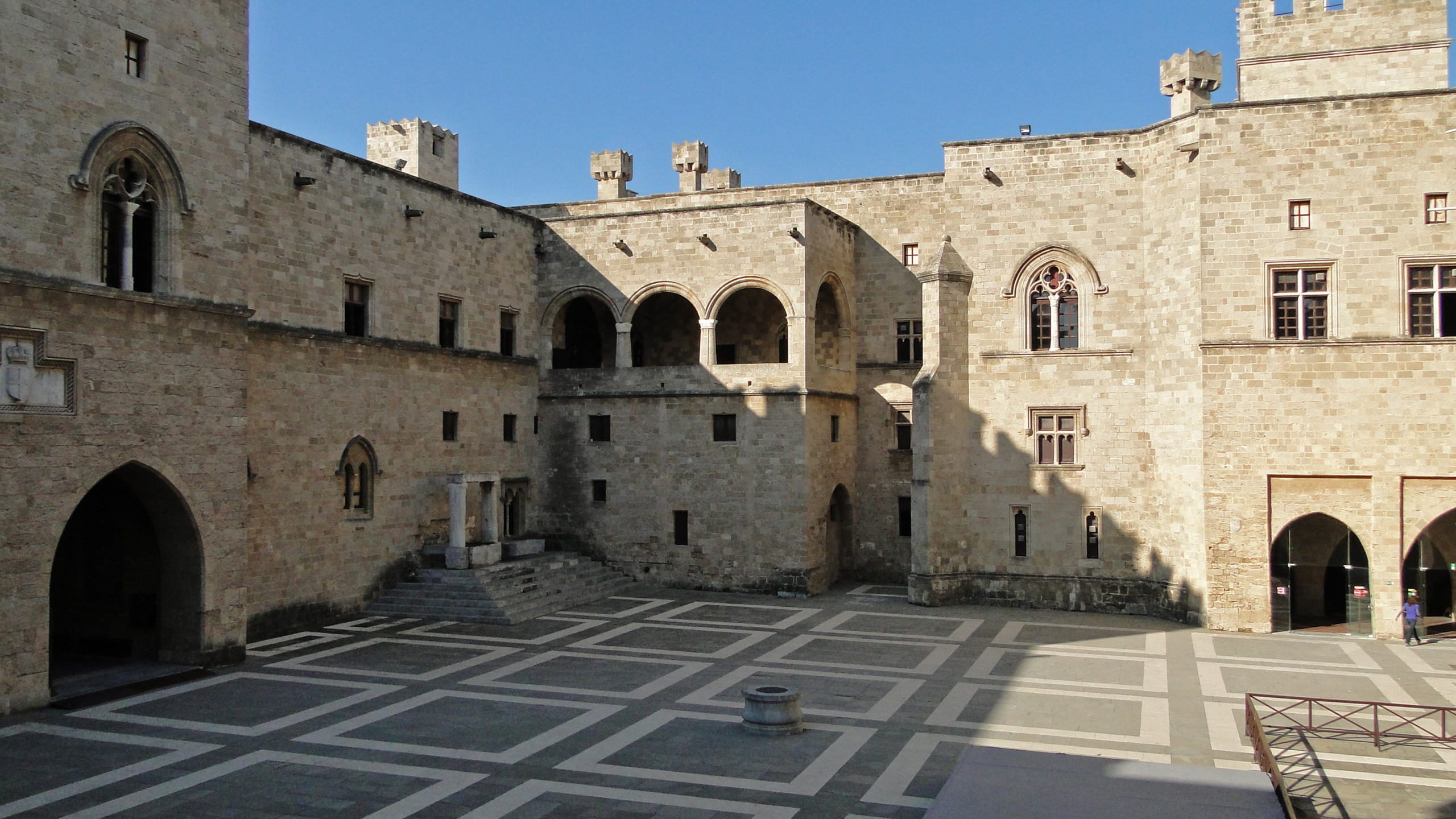 Обои город, дворец, здание, средневековая архитектура, фортификация в разрешении 2560x1440