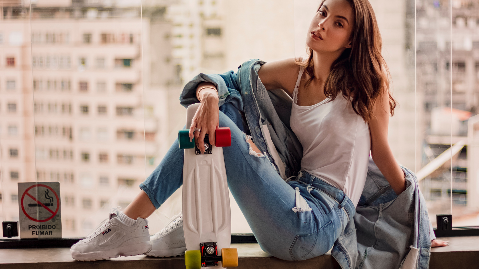 Обои уличная мода, джинсы, обувь, сидящий, ткань в разрешении 1920x1080