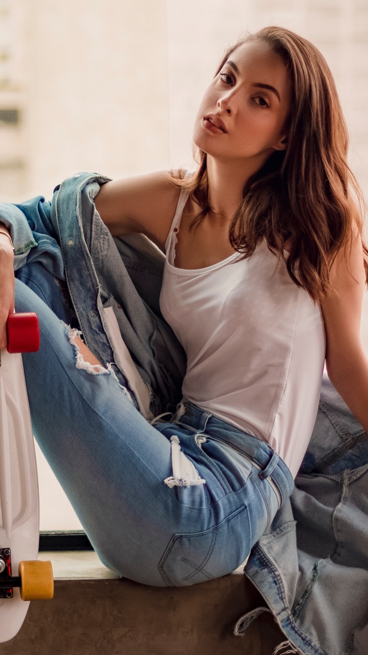 Обои уличная мода, джинсы, обувь, сидящий, ткань в разрешении 720x1280