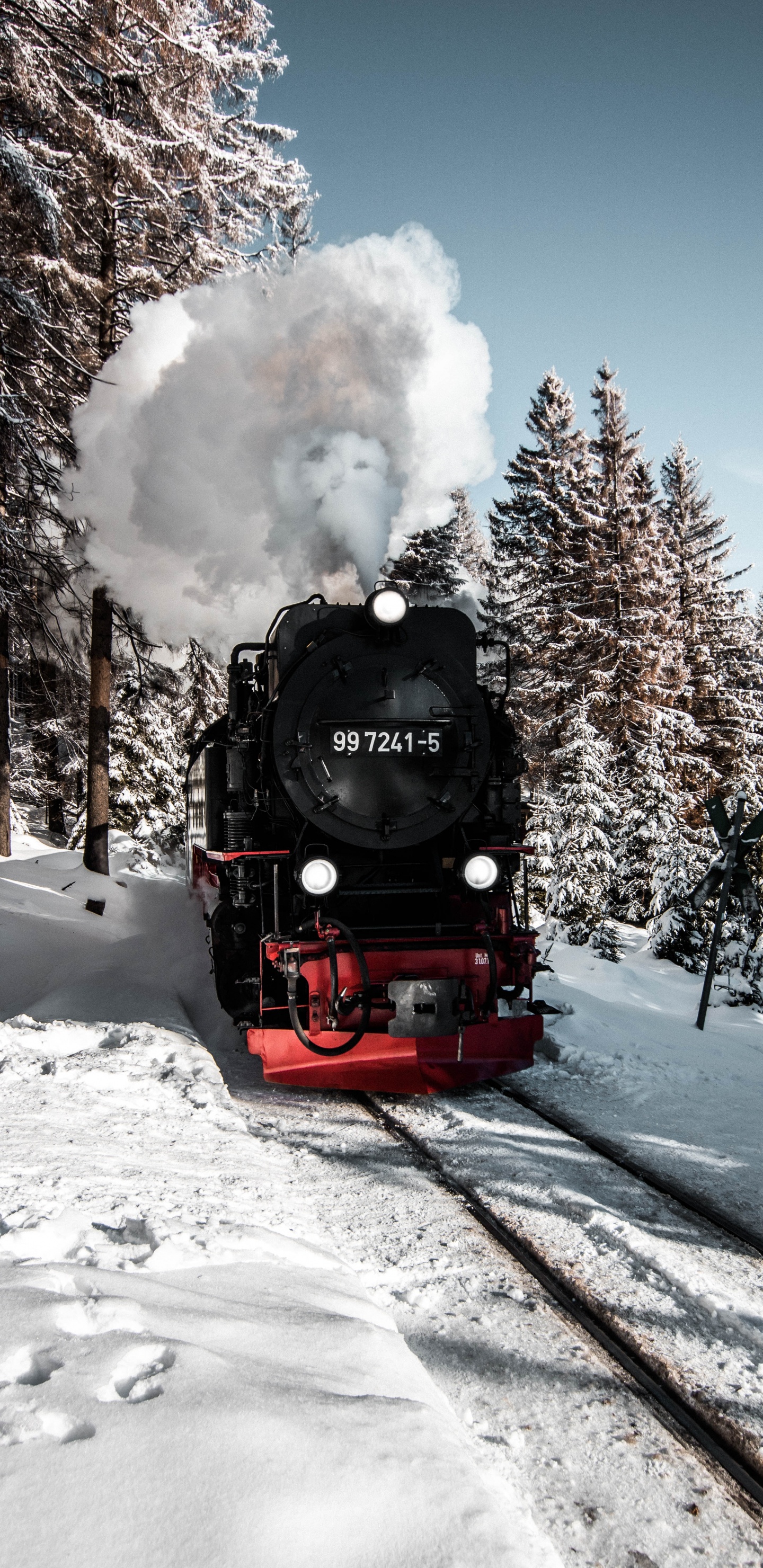 Обои электровоз, поезд, железнодорожный транспорт, снег, транспорт в разрешении 1440x2960