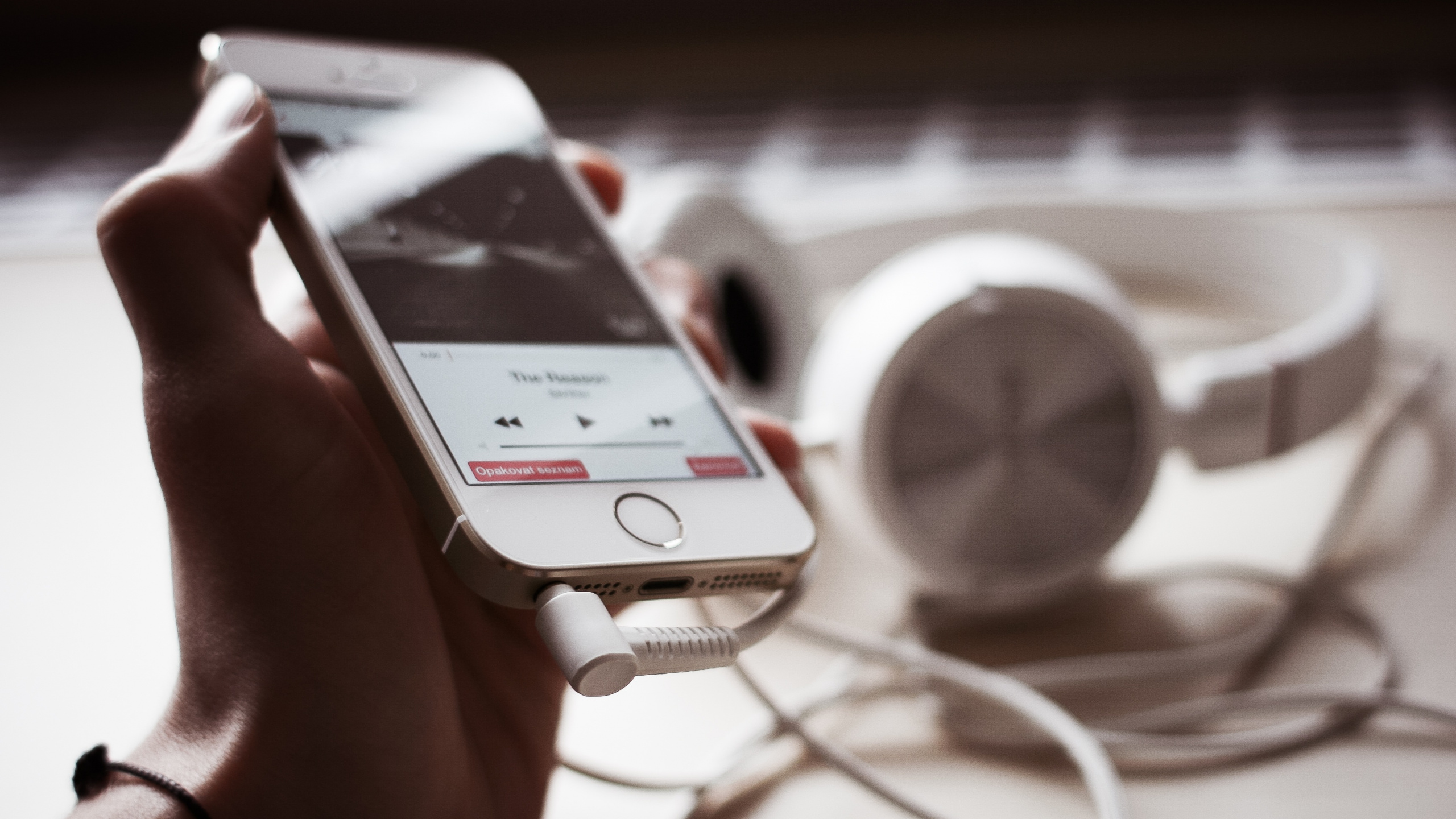 Обои смартфон, apple, гаджет, электроника, электронное устройство в разрешении 2560x1440