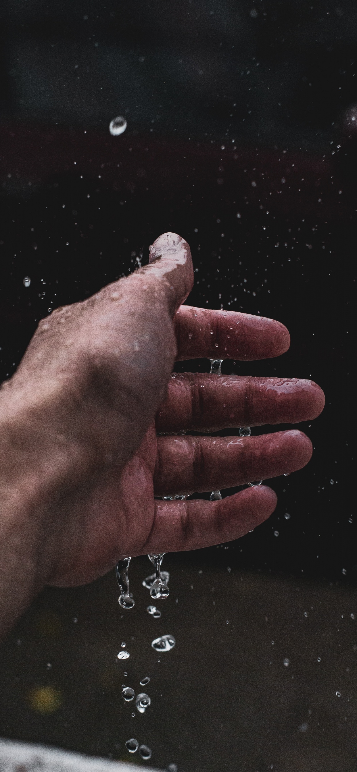 Обои вода, большой палец, человек, жест, рука в разрешении 1242x2688